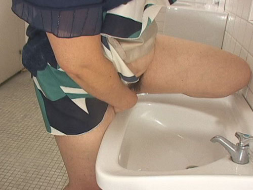 熟女お漏らし立ちション撮影