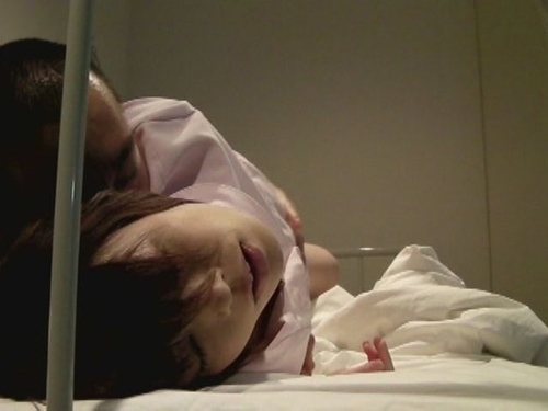 欲求不満そうな夜勤中のナースに援○を持ちかけて生本番しちゃった入院患者の撮影映像 4