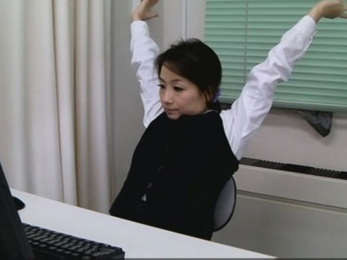 社内撮影美人OLのデスク下に男性社員が共謀しパンチラ映像を撮りまくった集団撮影総集編２