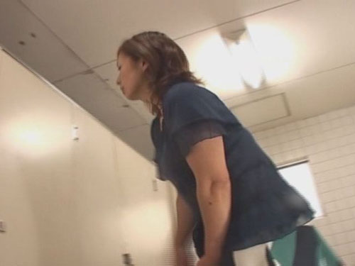 人妻おもらし逆さ撮り