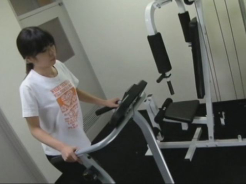 乳首がポッチリと浮かんだ熟女ノーブラルームランナー撮影2