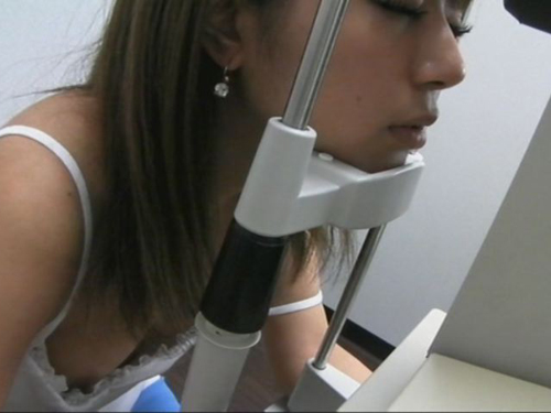 メガネを買いに来た女性たちの無防備な胸元を撮影した映像2