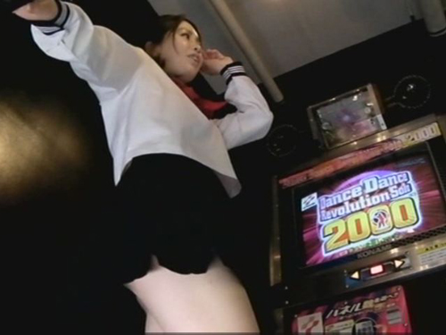 ゲームセンター音ゲーダンスパンチラ