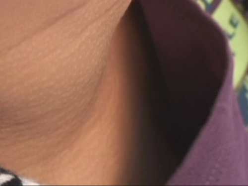 奥様の洗濯物を干している時の胸チラ