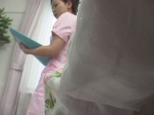 働くナースの生パン生乳撮影