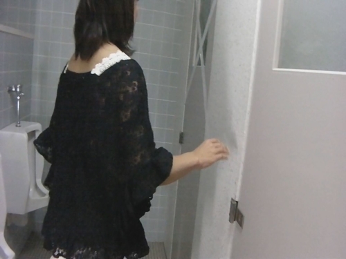 我慢の限界！！美女たちの立ち小便撮影映像